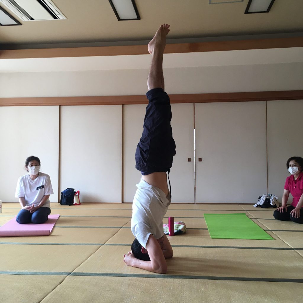 ヘッドスタンドのデモンストレーションをするゲスト講師のケン先生｜東松山ヨガ
