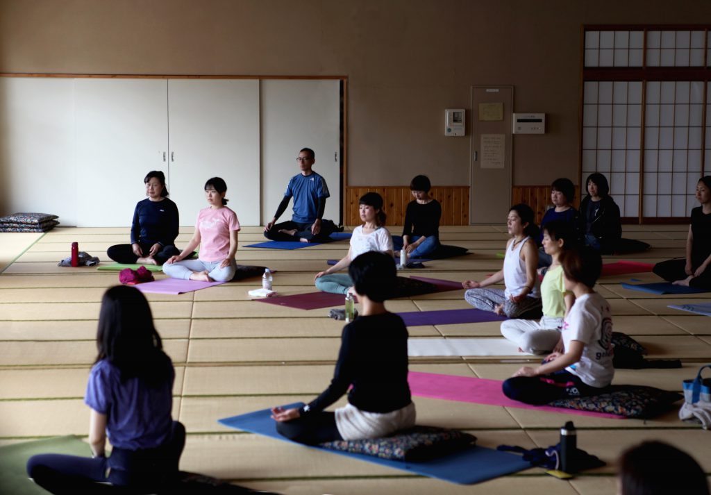 瞑想と自己探究のワークショップの様子 東松山ヨガ2022年秋