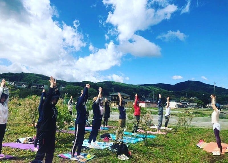 ときがわ町で開催した畑ヨガで山のポーズをとっている様子